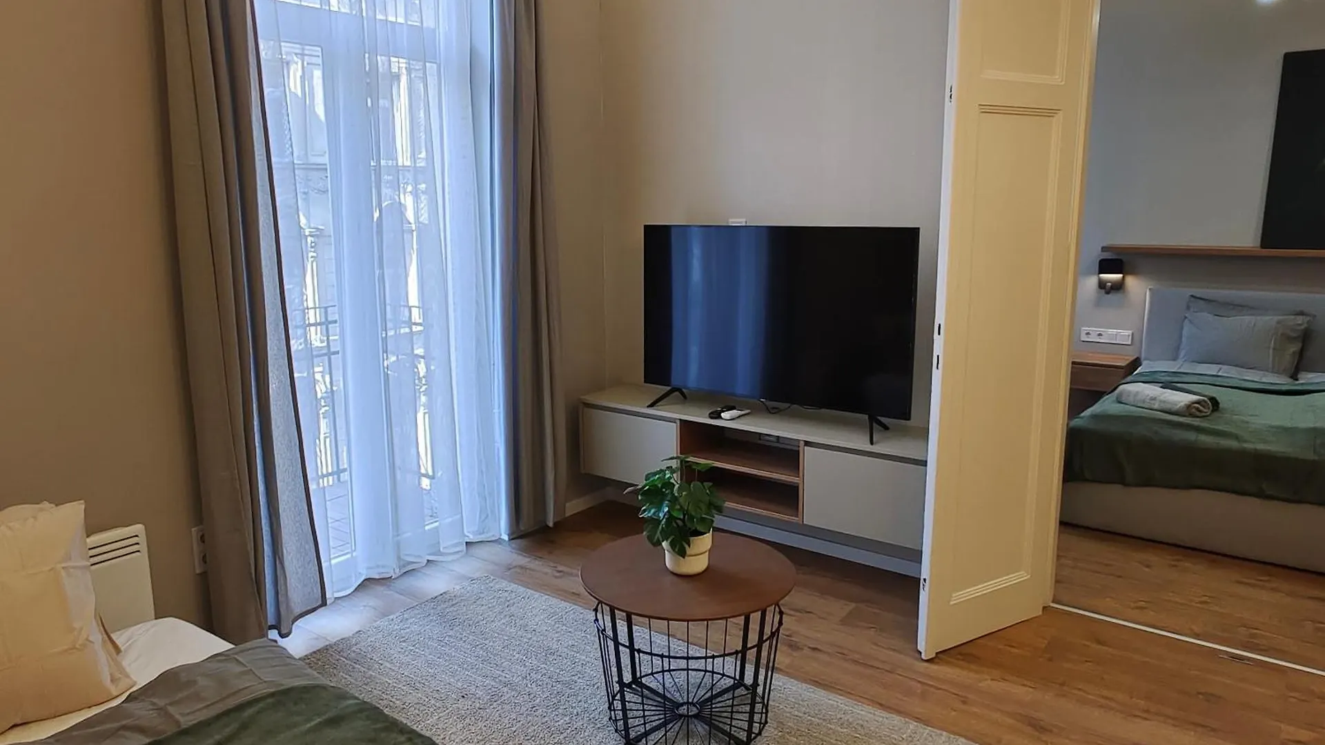 Apartment City Center 2, Cozy And Modern 2Br In The City Center Budapest
